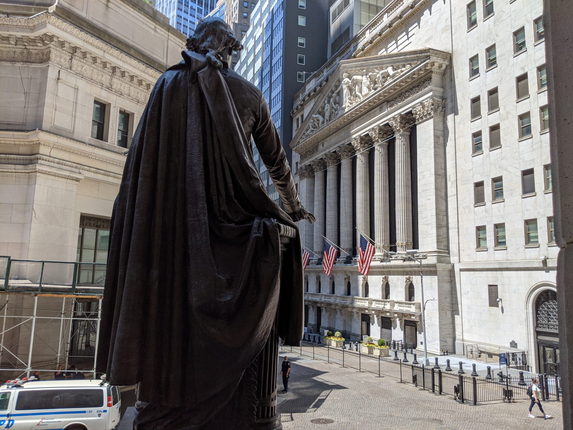 sculpture of Washington from the back with the Stock Exchange visible to the right
