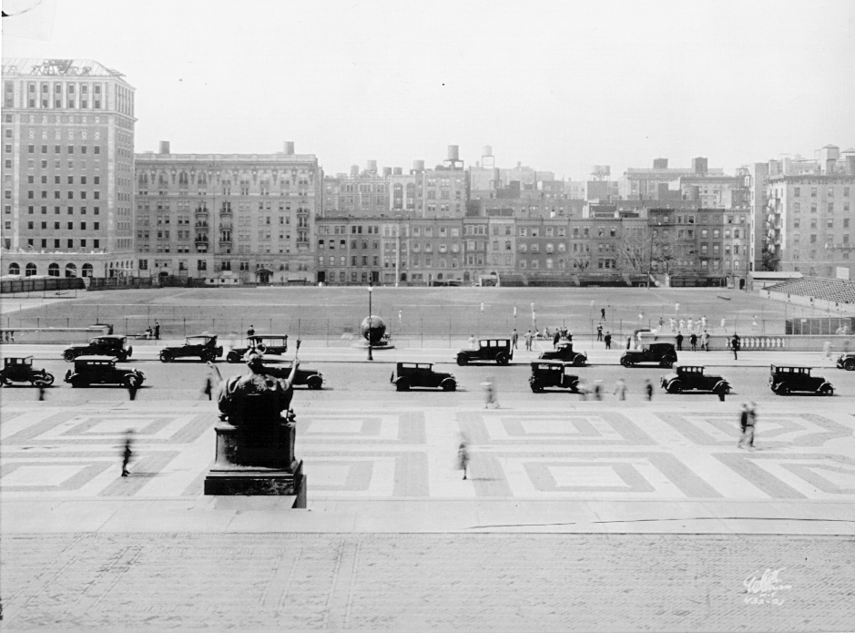 black and white photo of Columbia University campus when it was still open for cars